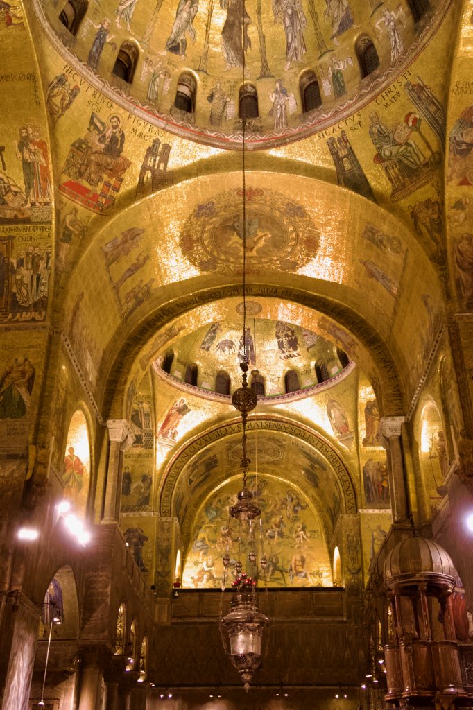 I 10 articoli di cucina e viaggi più letti nel 2025 17 basilica di san marco in notturna