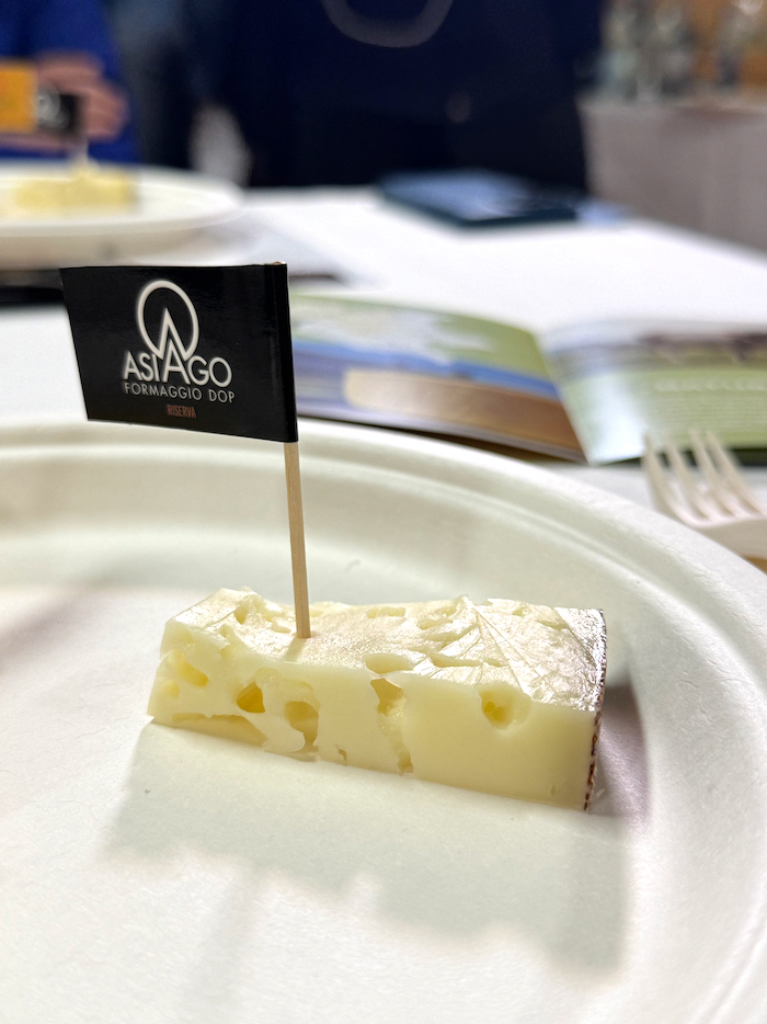 Formaggio Asiago e Gin: un accostamento insolito ma molto piacevole 8 formaggio asiago DOP fresco riserva