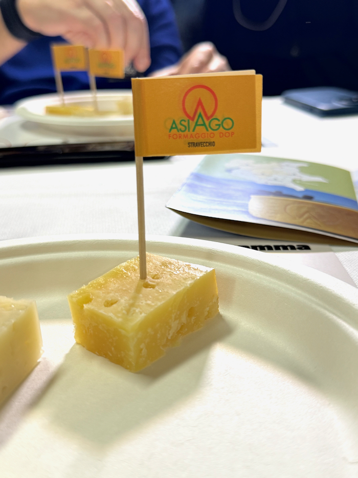 Formaggio Asiago e Gin: un accostamento insolito ma molto piacevole 10 formaggio asiago DOP stravecchio