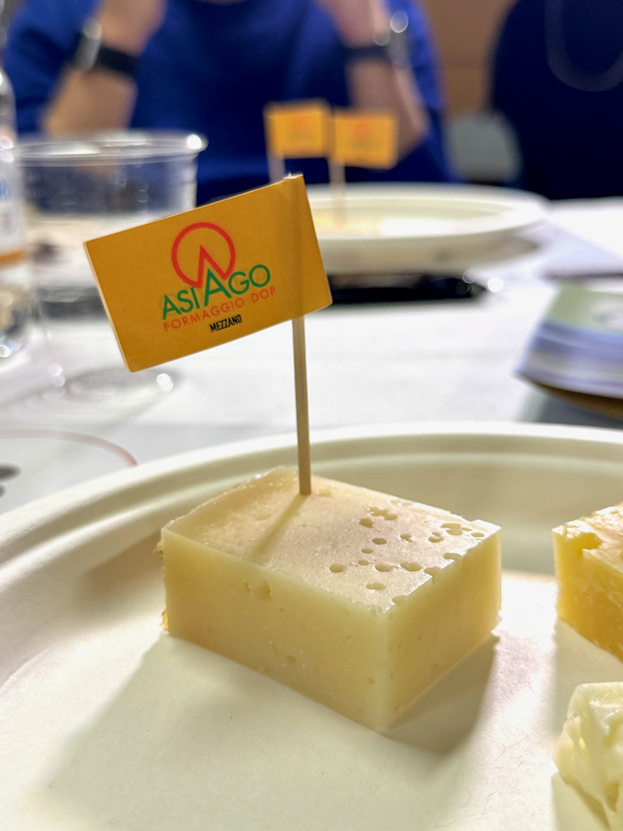 Formaggio Asiago e Gin: un accostamento insolito ma molto piacevole 9 formaggio asiago DOP mezzano