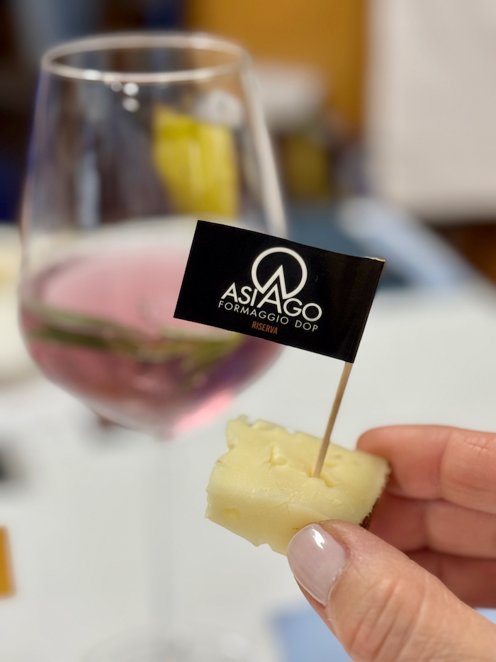 Formaggio Asiago e Gin: un accostamento insolito ma molto piacevole 12 formaggio asiago e gin