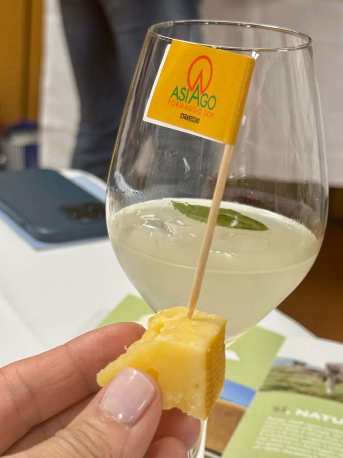 Formaggio Asiago e Gin: un accostamento insolito ma molto piacevole 14 formaggio asiago e gin