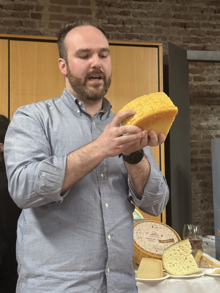 Formaggio Asiago e Gin: un accostamento insolito ma molto piacevole 7 formaggio asiago