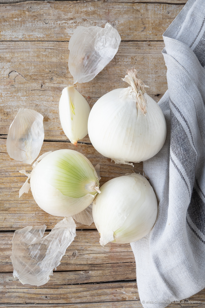 Pissaladière alla veneta: con cipolle e sarde sottosale 8 cipolle bianche