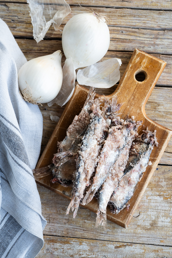 Pissaladière alla veneta: con cipolle e sarde sottosale 10 sarde e cipolle