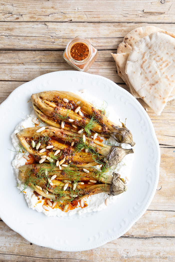 Melanzane arrostite con crema di feta e olio all'harissa 8 melanzane arrostite