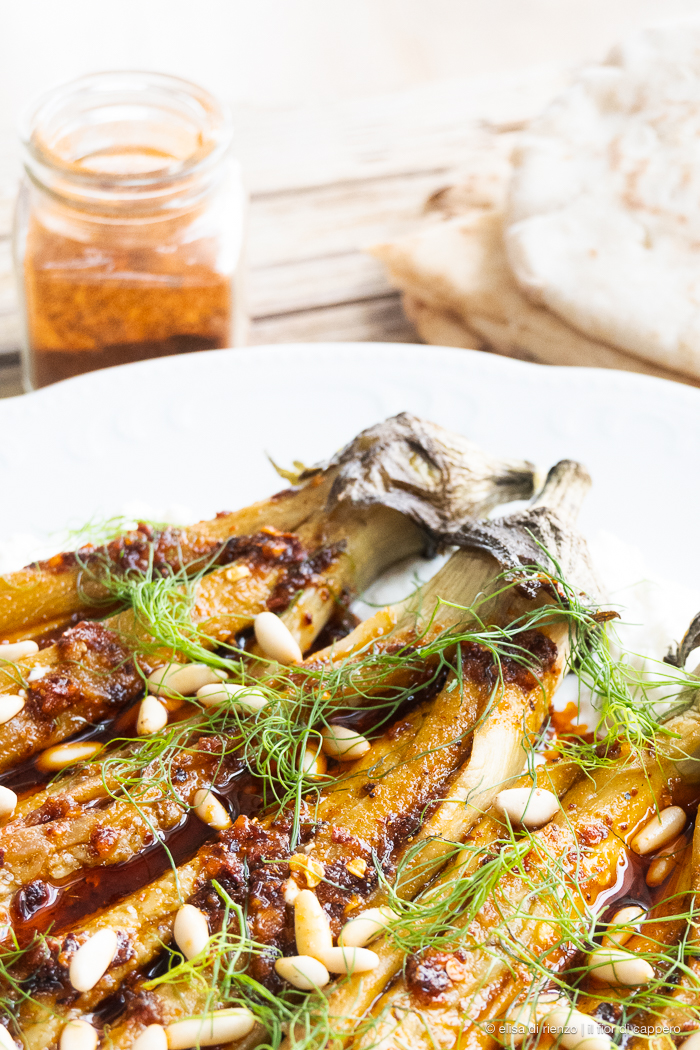 Melanzane arrostite con crema di feta e olio all'harissa 6 melanzane arrostite