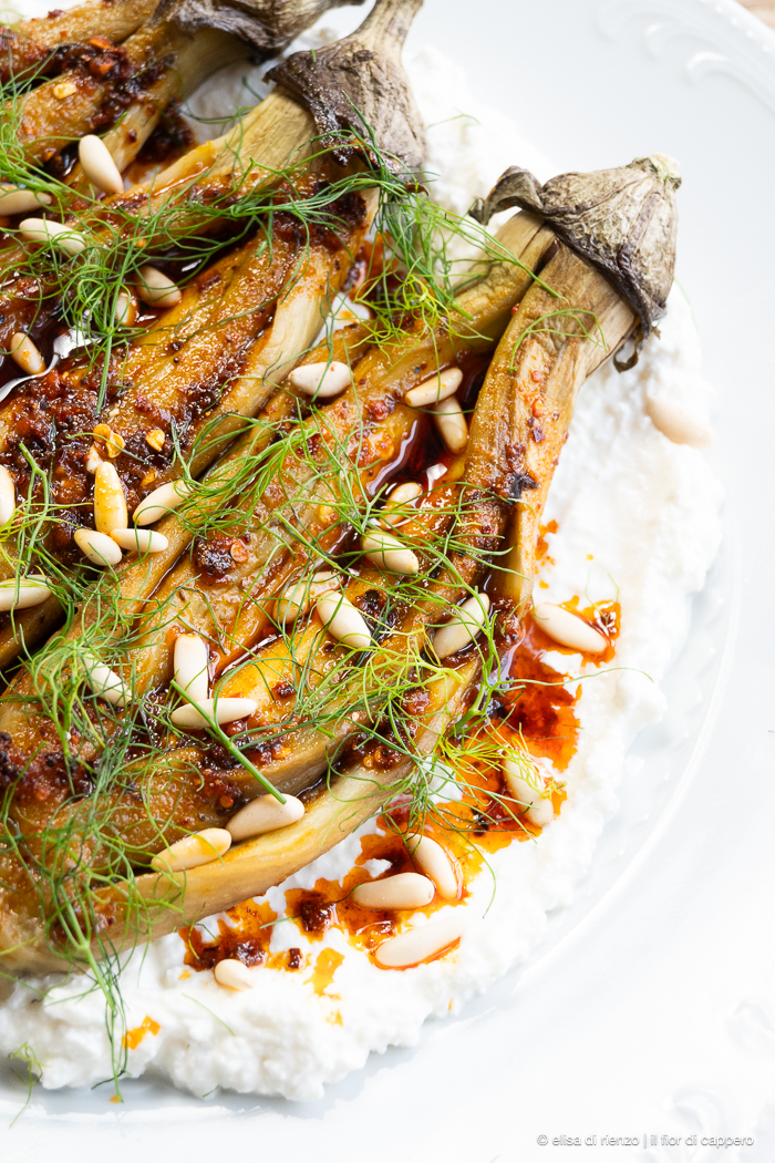 Melanzane arrostite con crema di feta e olio all'harissa 3 melanzane arrostite
