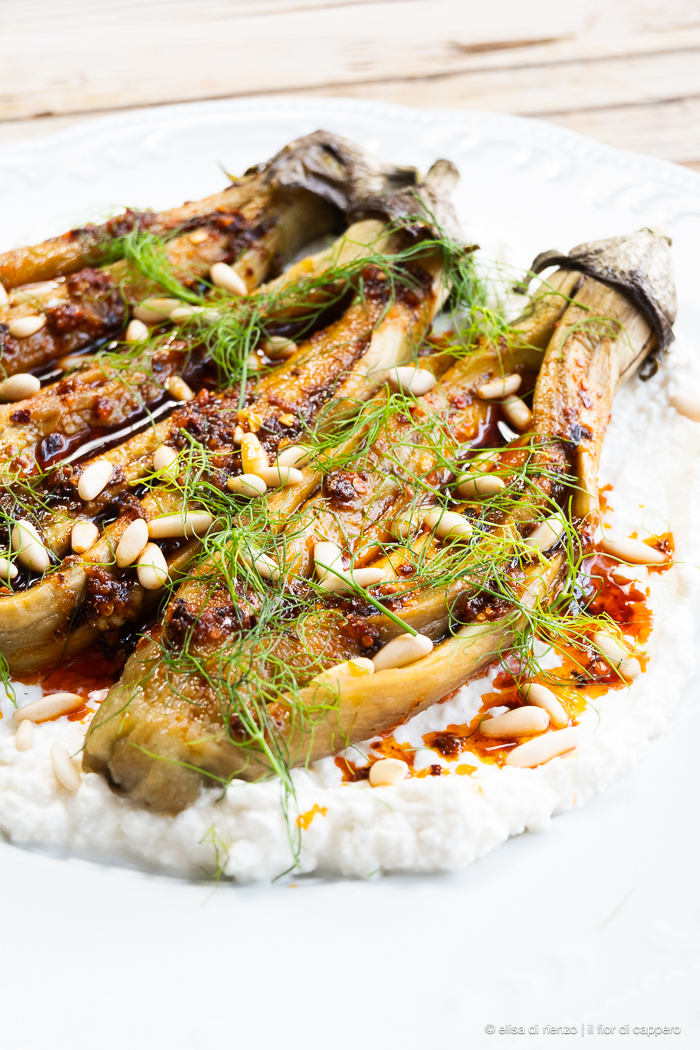 Melanzane arrostite con crema di feta e olio all'harissa 7 melanzane arrostite