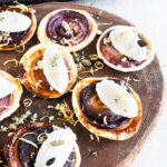 Mini tarte tatin con cipolla rossa, antipasto che conquista al primo morso 6 tarte tatin con cipolla rossa