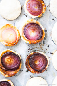 Mini tarte tatin con cipolla rossa, antipasto che conquista al primo morso 9 tarte tatin con cipolla rossa