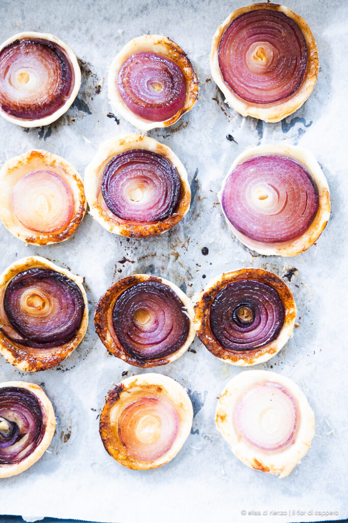 Mini tarte tatin con cipolla rossa, antipasto che conquista al primo morso 10 tarte tatin con cipolla rossa