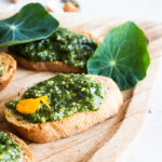 Bruschetta con pesto di nasturzio, un antipasto con fiori eduli 6 bruschetta con pesto di nasturzio